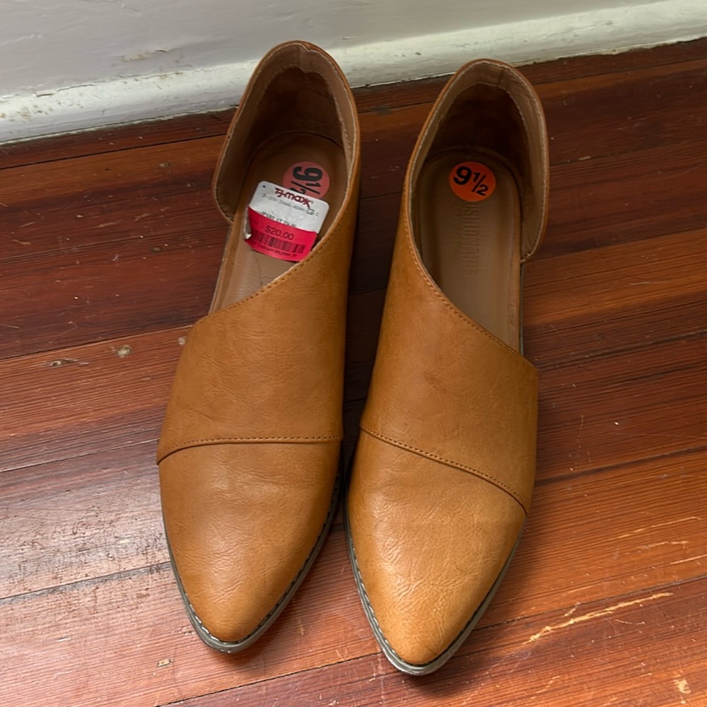 Cute booties with open sides